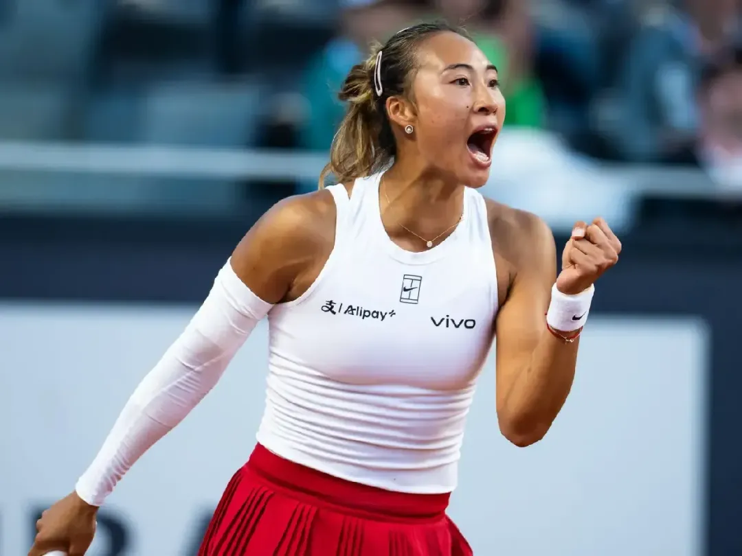 Zheng Qinwen celebrating a point on court
